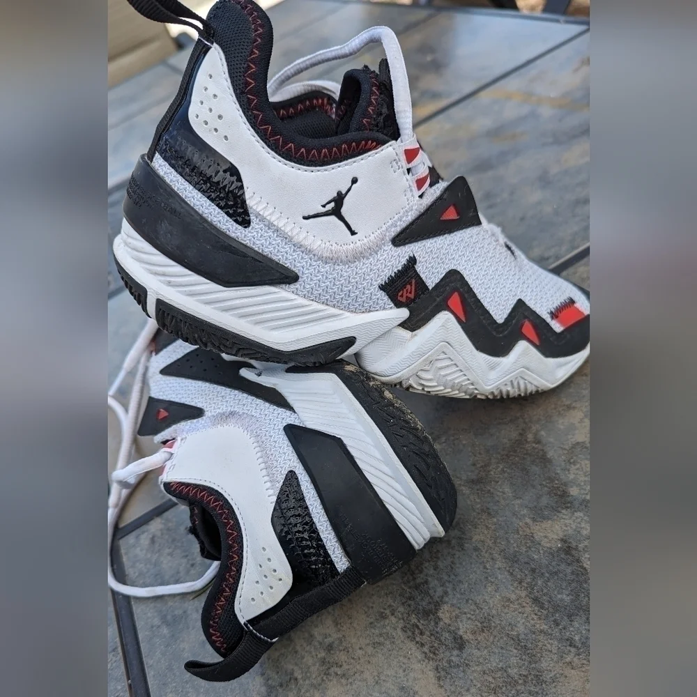 Jordan Kids White Black Red Zig-Zag Basketball Sneakers
